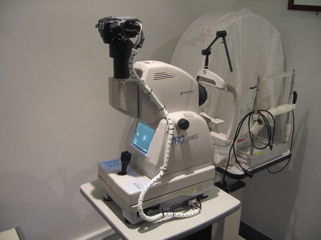 1200px-Retinal_camera Bild: Jason Ruck, licensed under Creative Commons Attribution-Share Alike 3.0-2.5-2.0-1.0 via Wikimedia Commons