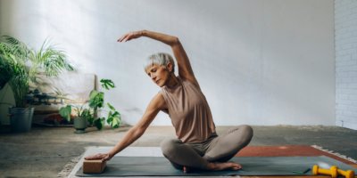 Ältere Frau macht Yoga
