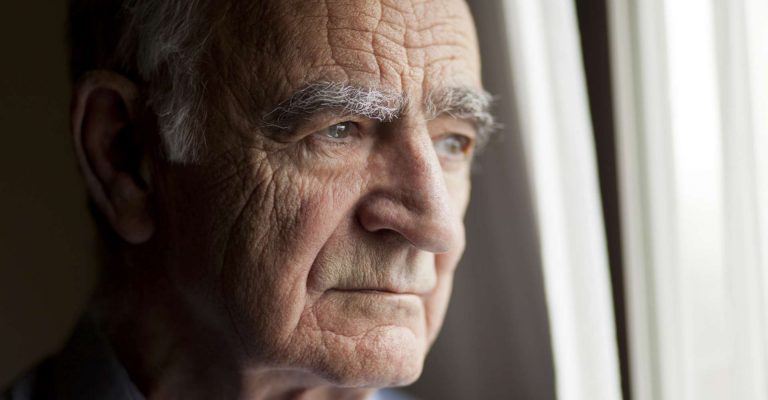 Porträt eines älteren Mannes in Gedanken versunken