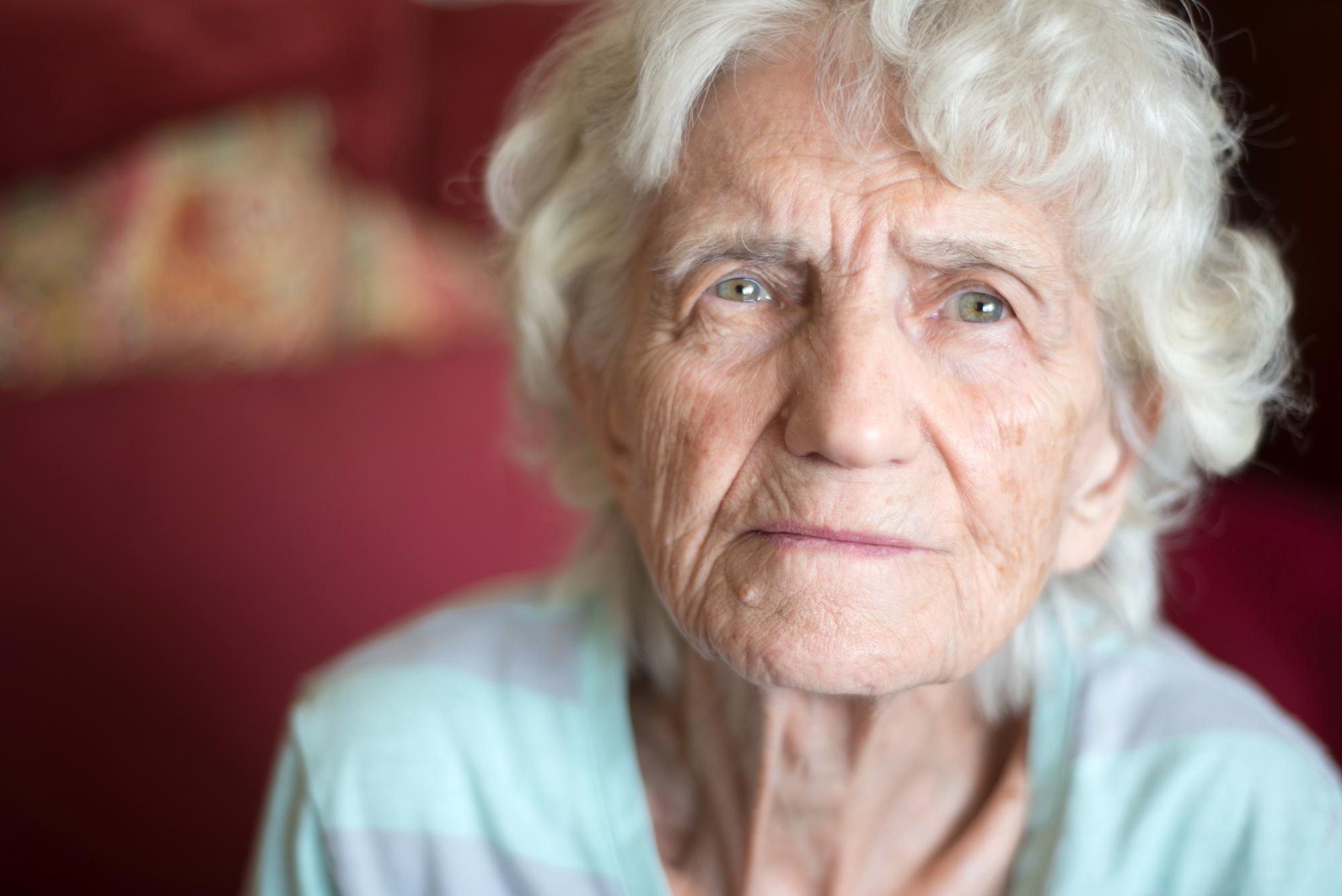 Деменция 90 лет. Старческое лицо. Лицо старой женщины. Что такое деменция у пожилых женщин. Старческий цвет волос.