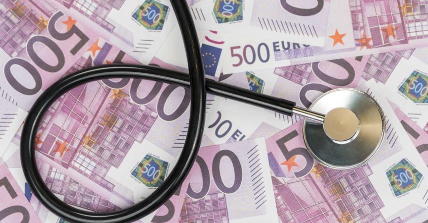 Schwarzes Stethoskop auf Geldhintergrund Nennwert von fünfhundert Euro