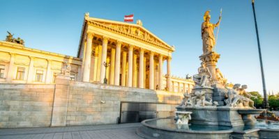 Österreichisches Parlamentsgebäude mit Athena-Statue an der Front in Wien bei Sonnenaufgang