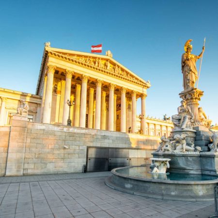Österreichisches Parlamentsgebäude mit Athena-Statue an der Front in Wien bei Sonnenaufgang