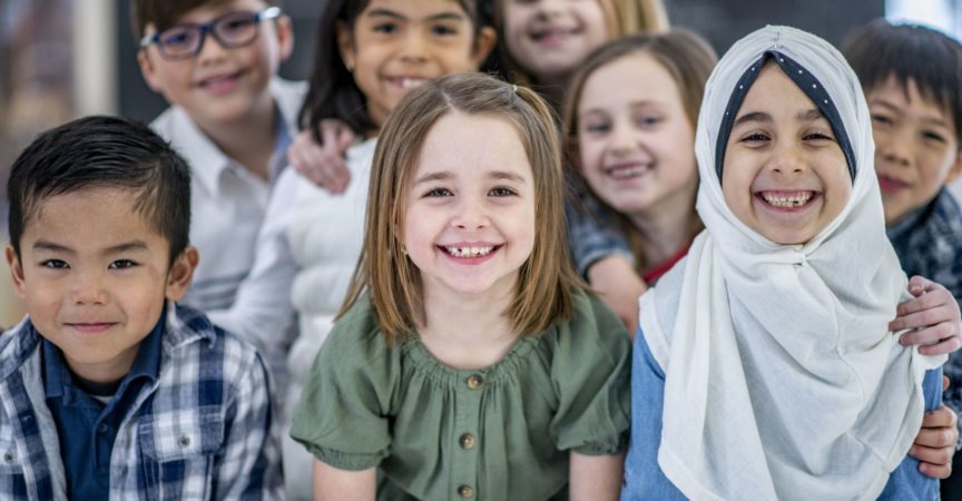 Grundschüler gruppiert lächelnd