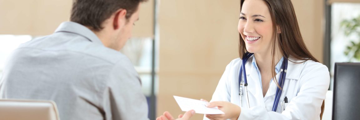 Glückliche Ärztin, die ihrem Patienten in einer Konsultation ein Rezept gibt