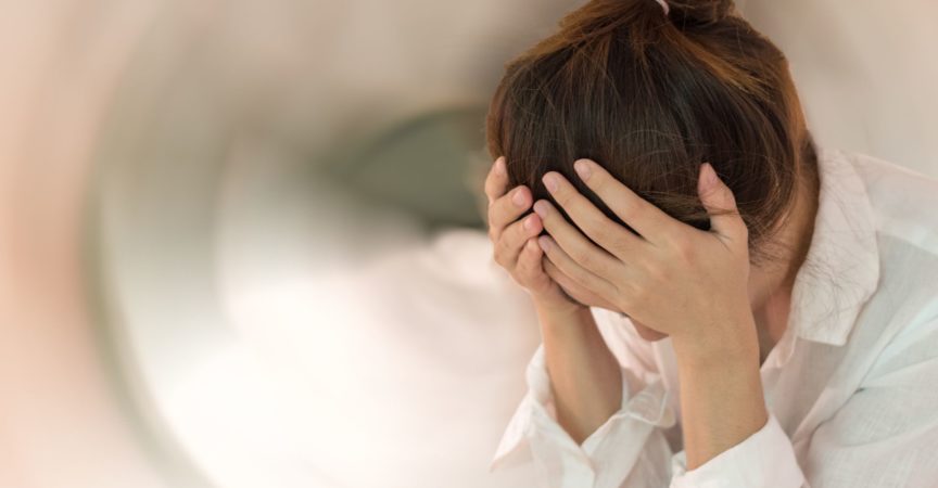 Schwindelkrankheitskonzept. Frau Hände auf seinem Kopf fällen Kopfschmerzen schwindelerregendes Gefühl von Schwindel, ein Problem mit dem Innenohr, dem Gehirn oder dem sensorischen Nervenweg.