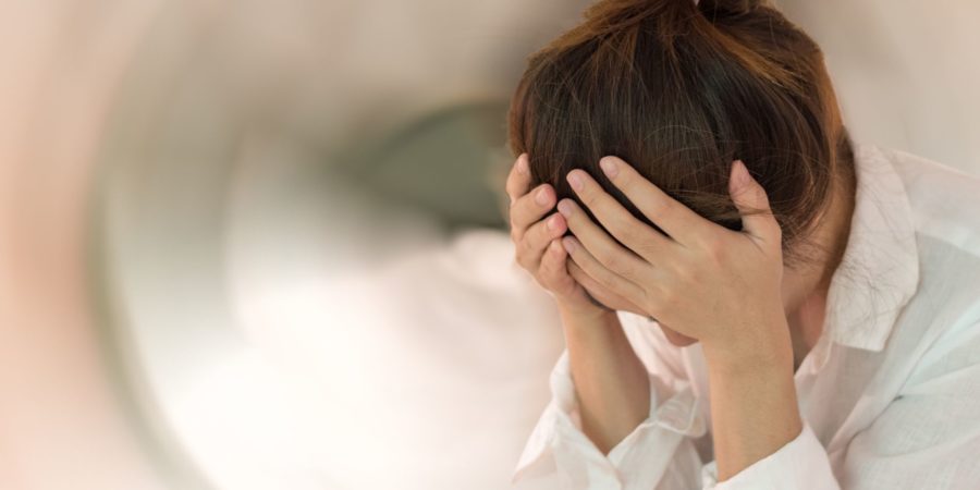 Schwindelkrankheitskonzept. Frau Hände auf seinem Kopf fällen Kopfschmerzen schwindelerregendes Gefühl von Schwindel, ein Problem mit dem Innenohr, dem Gehirn oder dem sensorischen Nervenweg.