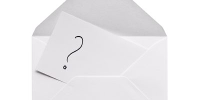"Mail mit Fragezeichen, isoliert auf Weiß"