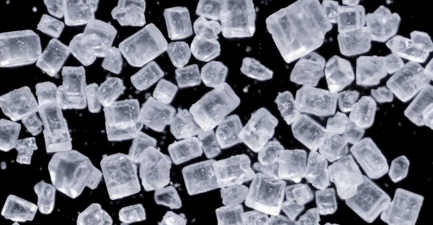 Zuckermikroskopische Ansicht über schwarzem isoliertem Hintergrund