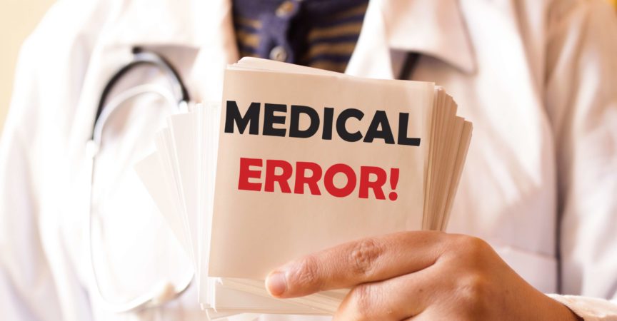 Doktor, der eine Karte mit medizinischem Fehler, medizinisches Konzept hält