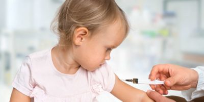 Der Kinderarzt injiziert einen Impfstoff auf die Schulter des Baby-Impfkonzepts