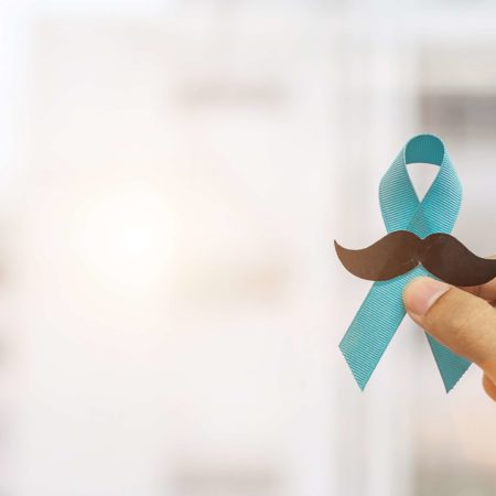 November Prostatakrebs-Bewusstseinsmonat, Mann, der blaues Band mit Schnurrbart hält, um lebende Menschen und Krankheit zu unterstützen. Gesundheitswesen, internationale Männer, Vater und Weltkrebstag Konzept