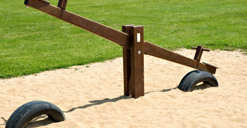 An einem Sommertag auf einem Kinderspielplatz sägen