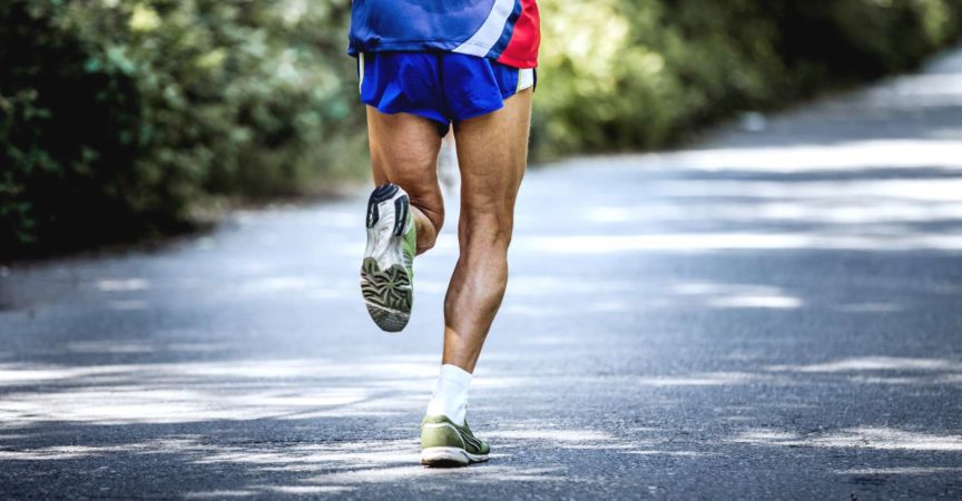 Tscheljabinsk, Russland - 9. Juli 2016: Fuß alter männlicher Athlet läuft auf Straße im Wald während des Sommerhalbmarathons