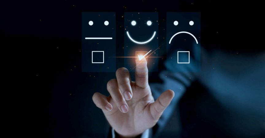 Finger des Geschäftsmannes, der das Emoticonlächeln des Gesichts des Symbols berührt und markiert, auf dunklem Hintergrund, Service-Geist, Service-Bewertung. Zufriedenheits- und Kundenservicekonzept