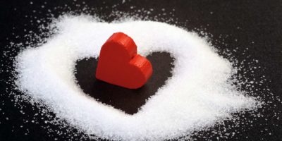Herz aus Zuckerkörnern lesen