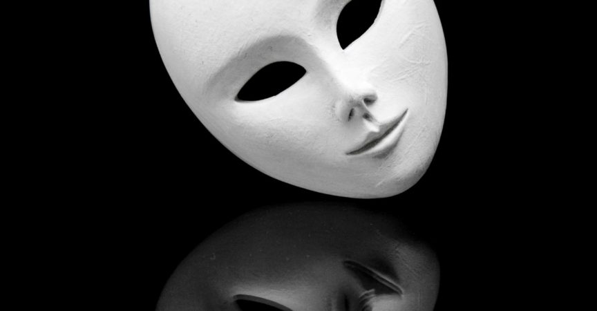 weiße teilnahmslose venezianische Maske und ihre Reflexion im schwarzen Spiegel