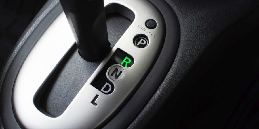 Bringen Sie einen Schalthebel in die Position R (Symbol Rückwärts) im Auto mit Automatikgetriebe.
