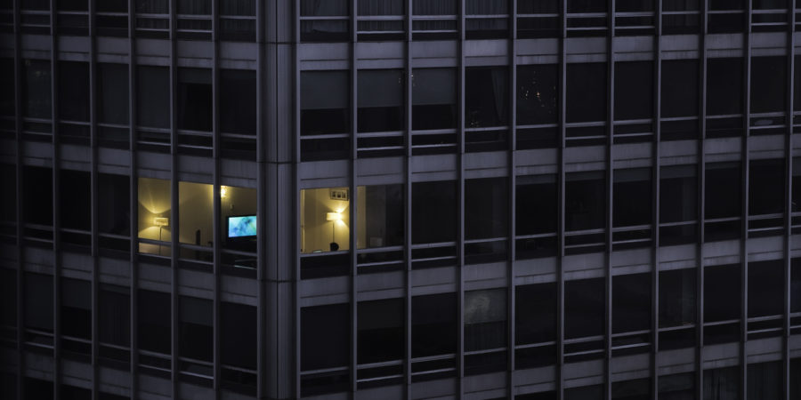 Hochhaus mit nur einem erleuchteten Büro