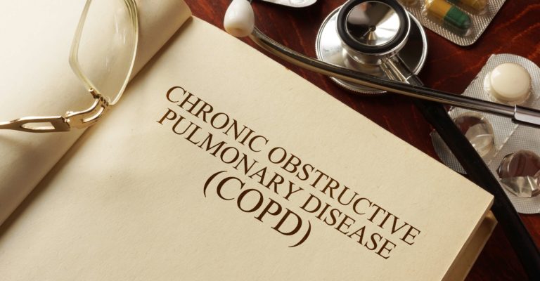 Buch mit Diagnose Chronisch obstruktive Lungenerkrankung (COPD). Medic-Konzept.
