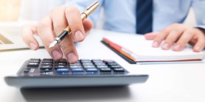 Buchhalter berechnen Steuerinformationen oder Geschäftsdaten. Geschäftsmann, der im Büro arbeitet