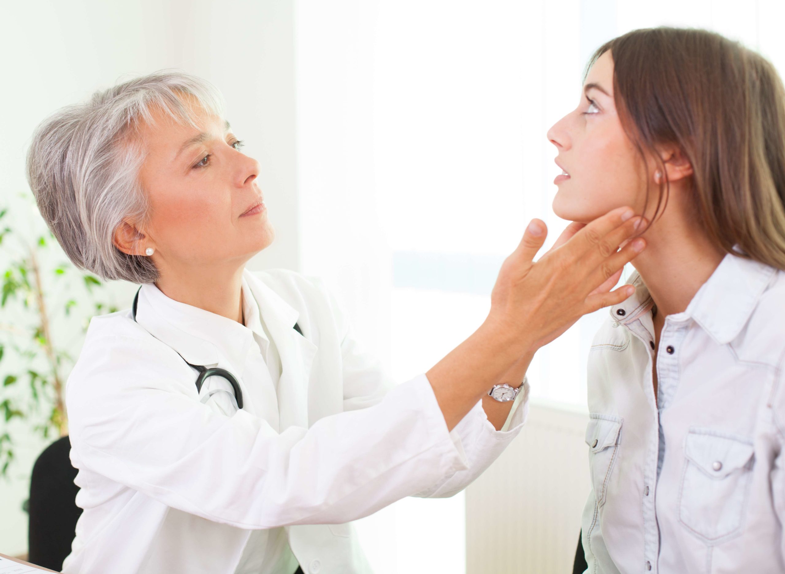 Терапии различных заболеваний. Щитовидная и врач. Щитовидная железа врач. Врач проверяет щитовидку. Врач проверяет щитовидную железу.