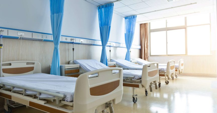 Innenraum des neuen leeren Krankenzimmers.