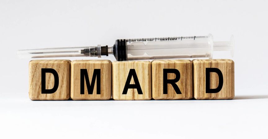 Text DMARD aus Holzwürfeln. weißer Hintergrund