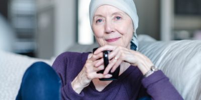 Porträt einer selbstbewussten Frau mit Krebs