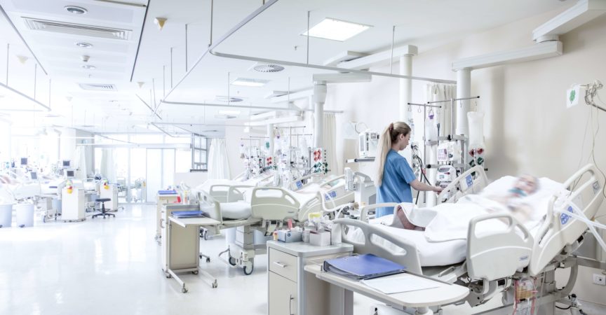 Intensivstation im Krankenhaus, COVID-19