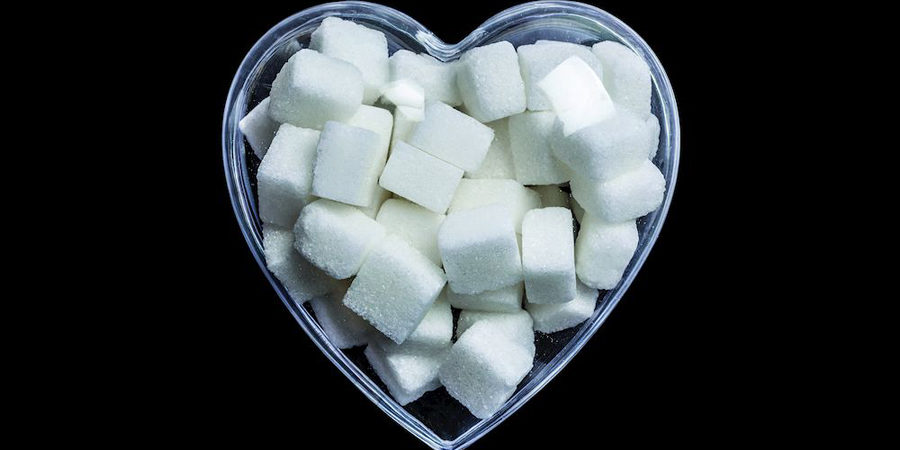 Herz aus Zuckerwürfeln