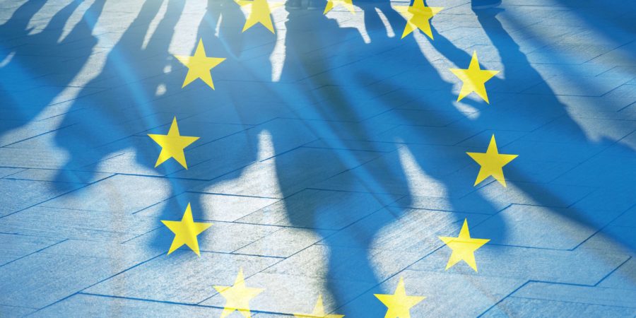 EU-Flagge und Schatten des Menschen-Konzeptbildes