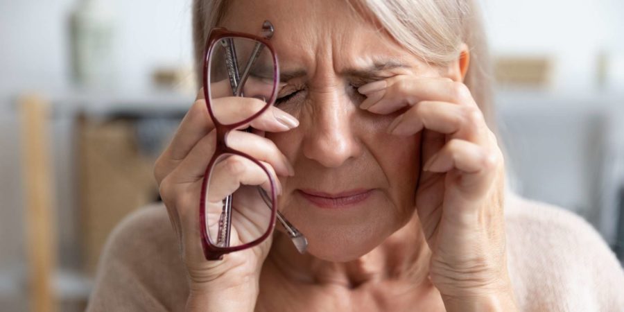Nahaufnahme der ungesunden alten Frau leiden unter Migräne