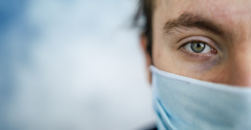 Mann trägt Gesichtsschutzmaske für Sicherheit und Schutz während COVID-19