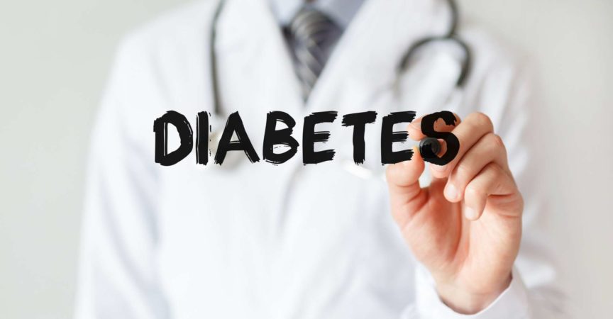Doktor, der Wort DIABETES mit Marker schreibt, medizinisches Konzept