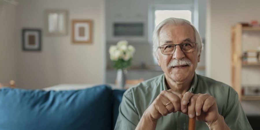 Porträt des glücklichen älteren Mannes