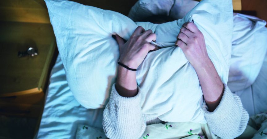 Porträt einer depressiven Frau im Bett