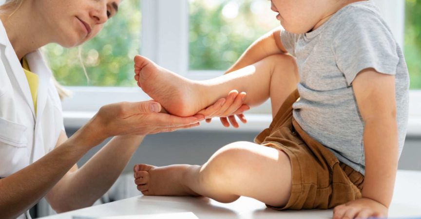 Orthopäde Podologe prüft den Zustand der Füße des Kinderpatienten im Klinikbüro
