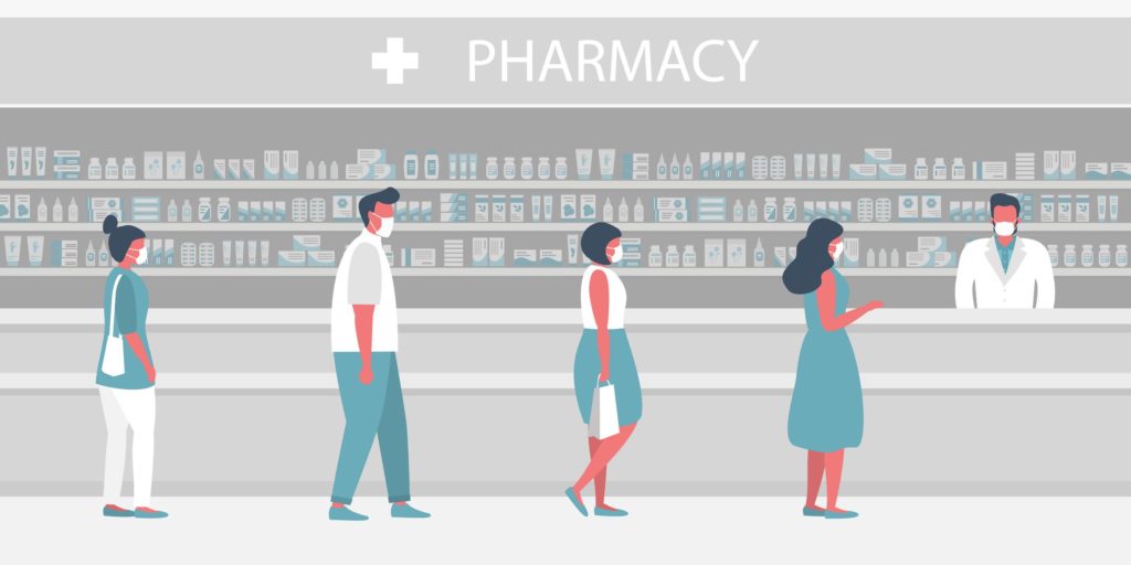 Menschen in medizinischen Masken in der Apotheke. Der Apotheker steht mit Medikamenten in der Nähe der Regale. Besucher halten Abstand