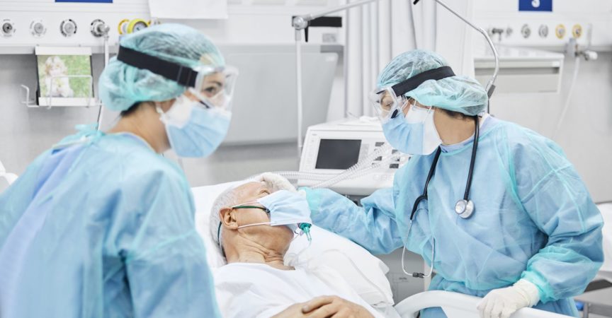 Ärztin im Gespräch mit Patient entlang Mitarbeiter