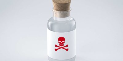 Glasflasche mit Giftetikett