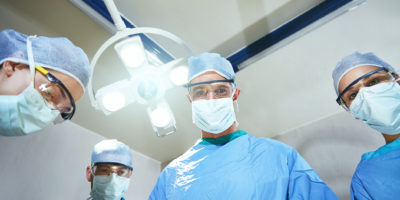 Low Angle Shot von Chirurgen in einem Operationssaal
