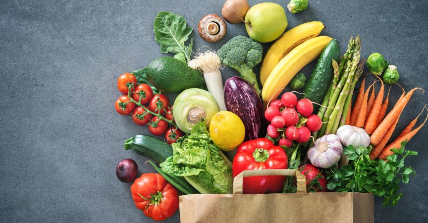 Gesunde Auswahl an Lebensmitteln. Einkaufstasche voller frischem Gemüse und Obst. Flach lag Essen auf dem Tisch