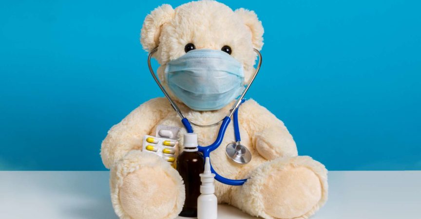 Teddybär Arzt mit medizinischer Maske, Stethoskop und Medizin. Konzept der Hygiene und des Virenschutzes für Kinderpatienten