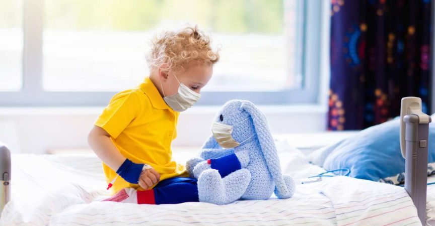 Kleiner Junge im Krankenzimmer. Virus Ausbruch.