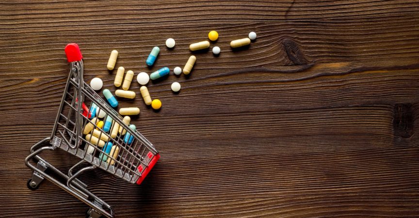 Online-Apotheke einkaufen - Einkaufswagen mit Medikamenten und Pillen.