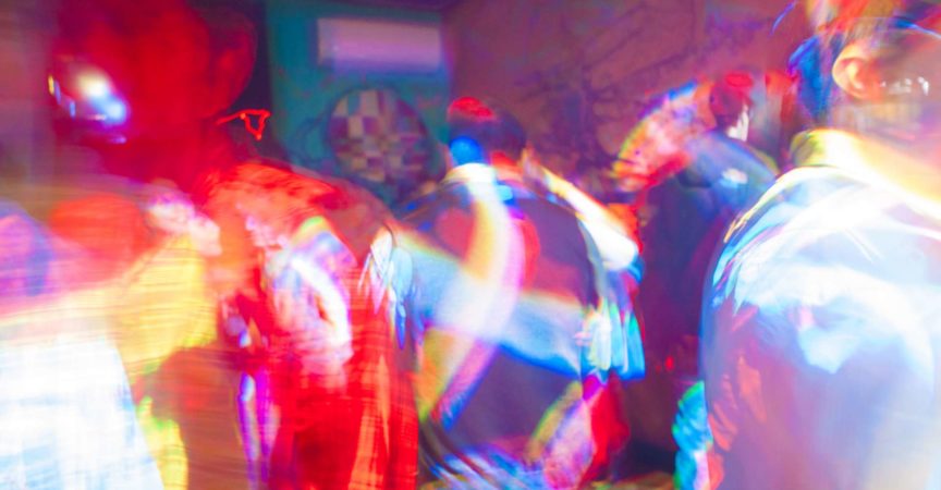 Tanzfläche voller Farbe mit Partygästen in Trance
