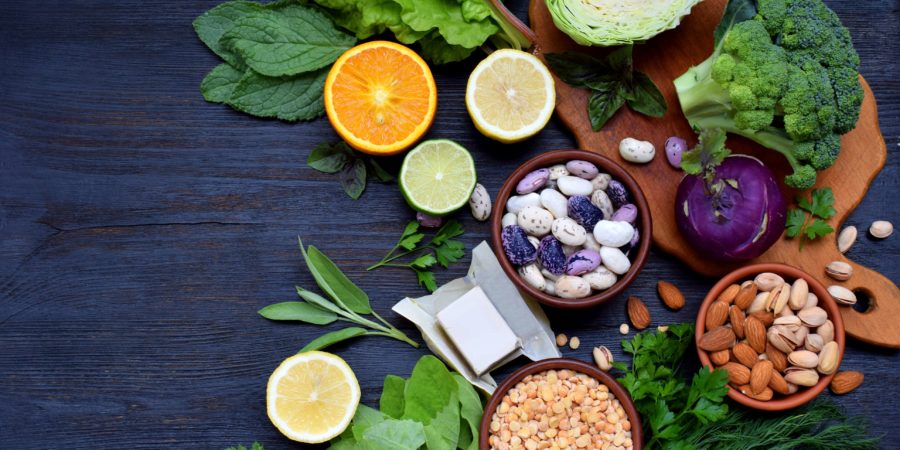 Zusammensetzung von Folsäure, Vitamin B9 & # 8211; grünes Blattgemüse, Zitrusfrüchte, Bohnen, Erbsen, Nüsse, Hefe. Draufsicht. Flach liegen