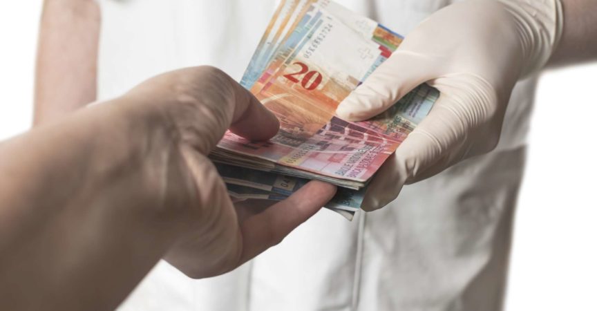 Arzt erhält eine große Menge Schweizer Banknoten als Bestechung. Korruption im Gesundheitswesen.