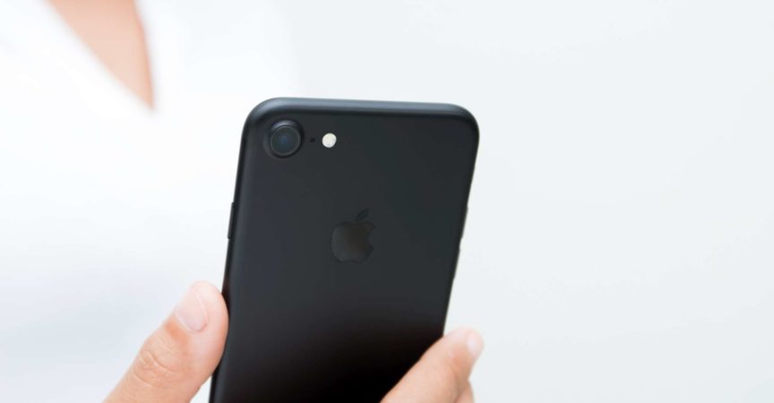 Nahaufnahme Frau Hand hält iPhone 7 zeigt Kamera zurück